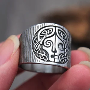 Wikinger Ring Hel Göttin der Unterwelt, Detailaufnahme der Seitenstruktur mit Handgeschmiedungs-Optik