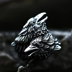 Wikinger Ring Huginn und Muninn, Detailansicht von Odins Raben aus Edelstahl