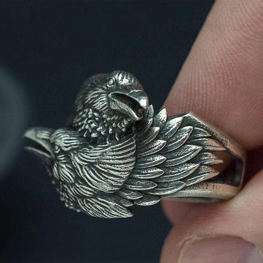 Nahaufnahme Federdetails Wikinger Ring Huginn Muninn, handgefertigte Gravur