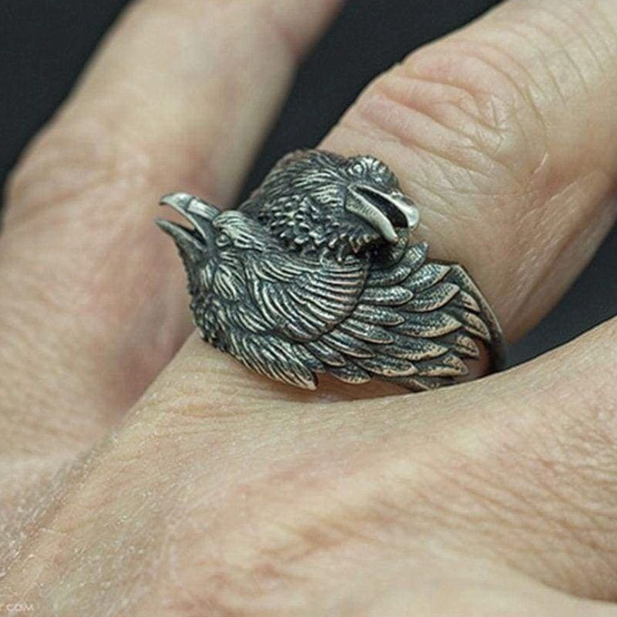 Wikinger Ring Huginn Muninn auf Tragehand, authentischer nordischer Schmuck