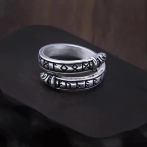 Nahaufnahme des verstellbaren Wikinger Ring Jörmungandr mit eingravierten Runen