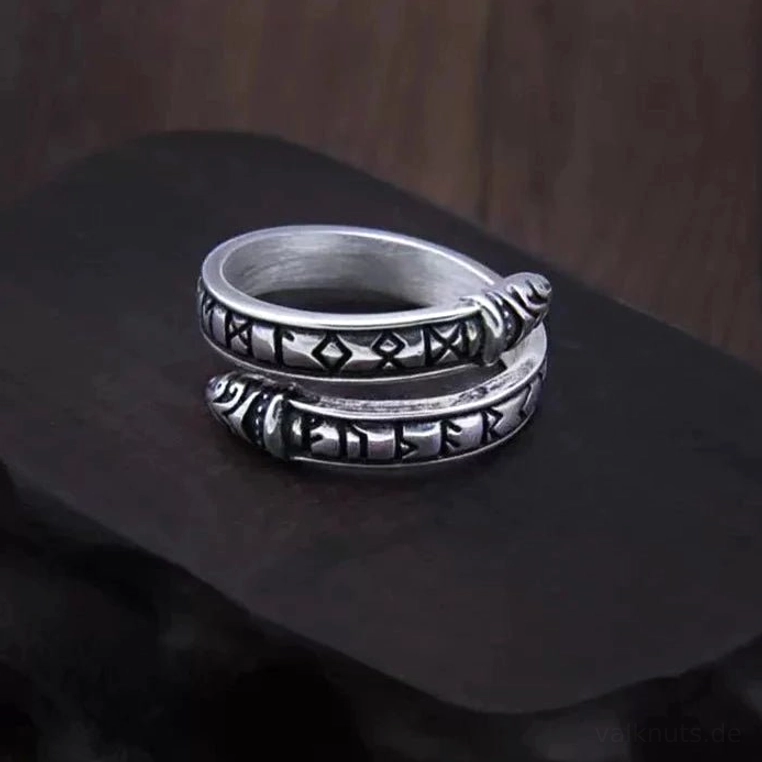 Nahaufnahme des verstellbaren Wikinger Ring Jörmungandr mit eingravierten Runen