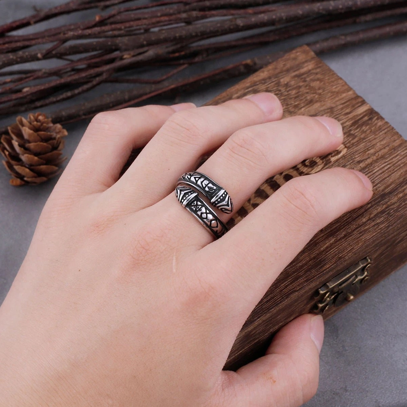 Wikinger Ring Jormungandr am Finger getragen, Punk Fashion für Herren