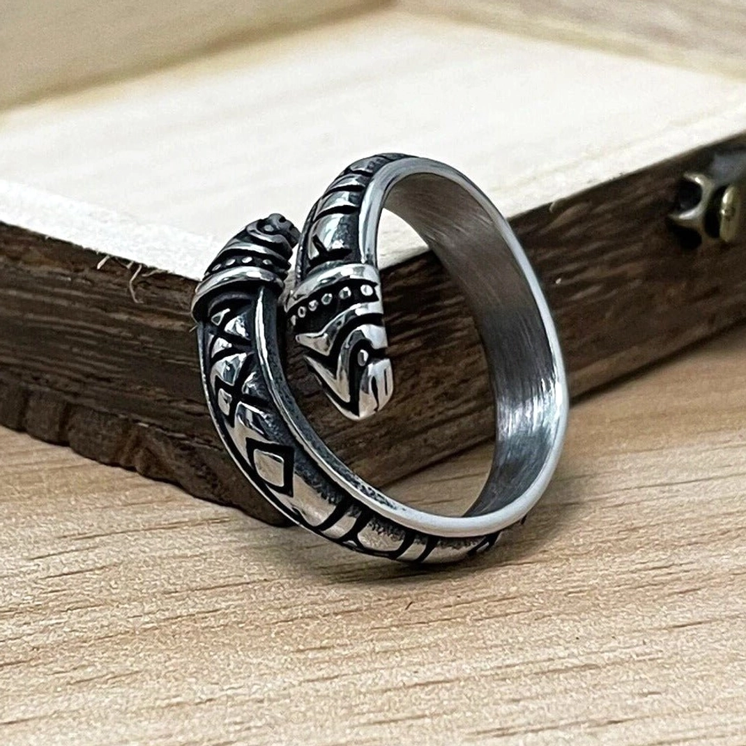 Wikinger Ring Jormungandr Draufsicht auf Runen und Schlangenform