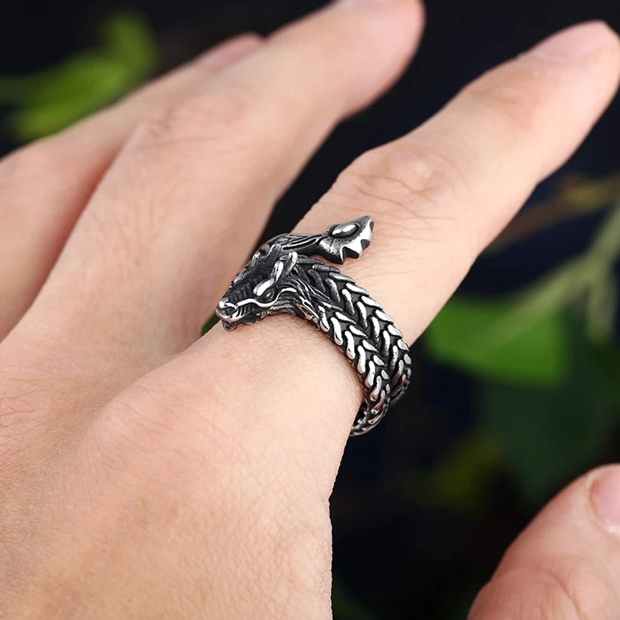 Wikinger Ring Jormungandr getragen am Finger, Wikinger Schmuck