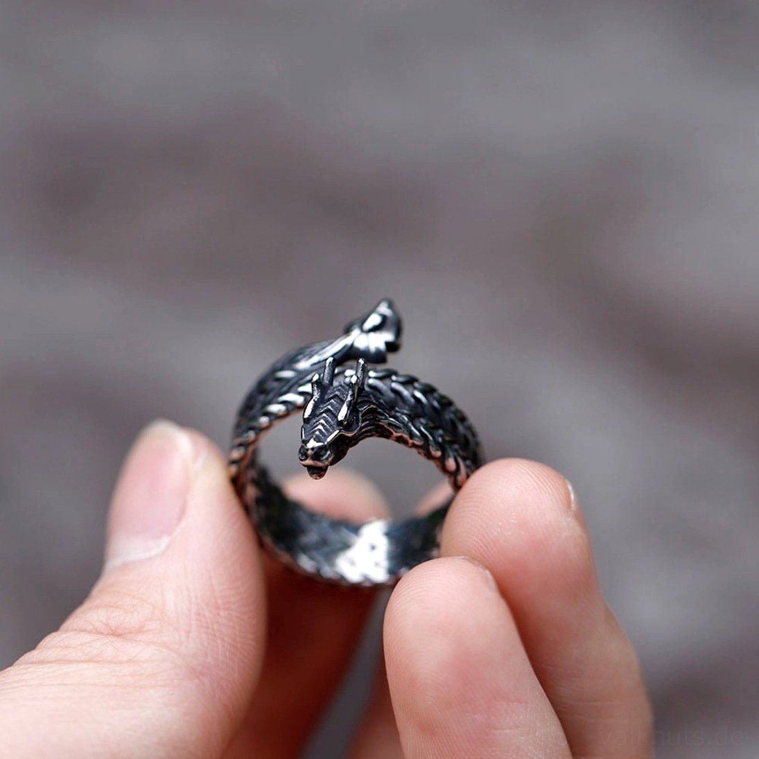 Wikinger Ring Jormungandr - Detailaufnahme des Schlangenkopfes