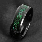 Wikinger Ring Loki mit Jörmungandr Motiv und grünen Einlagen aus Wolframkarbid