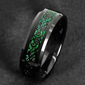 Wikinger Ring Loki mit Jörmungandr Motiv und grünen Einlagen aus Wolframkarbid