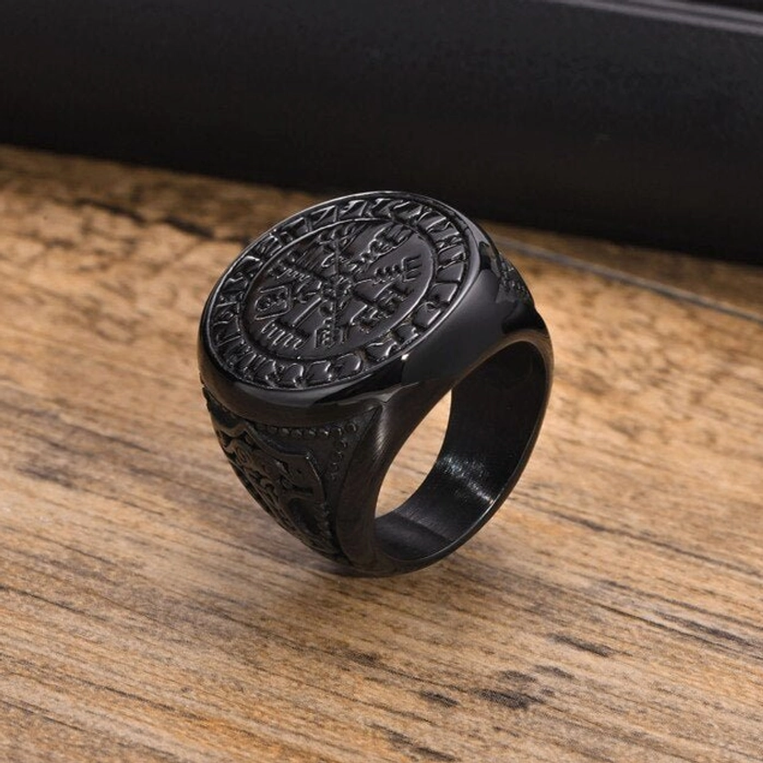 Handgefertigter Wikinger Ring mit Vegvisir und Thors Hammer Detailansicht