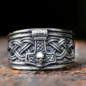 Detaillierte Ansicht des Wikinger Rings Mjolnir mit Totenkopf und keltischen Knoten