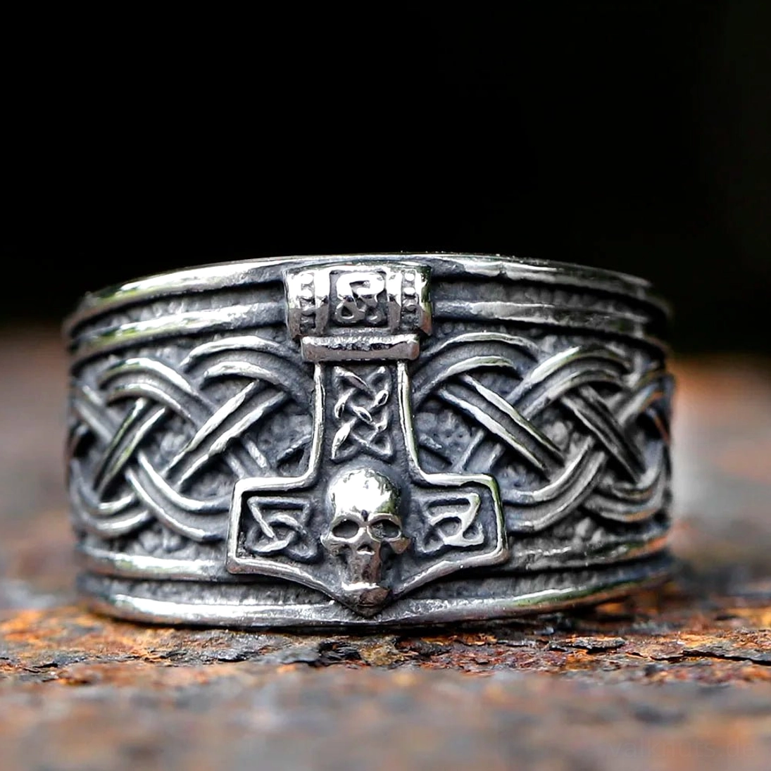 Detaillierte Ansicht des Wikinger Rings Mjolnir mit Totenkopf und keltischen Knoten