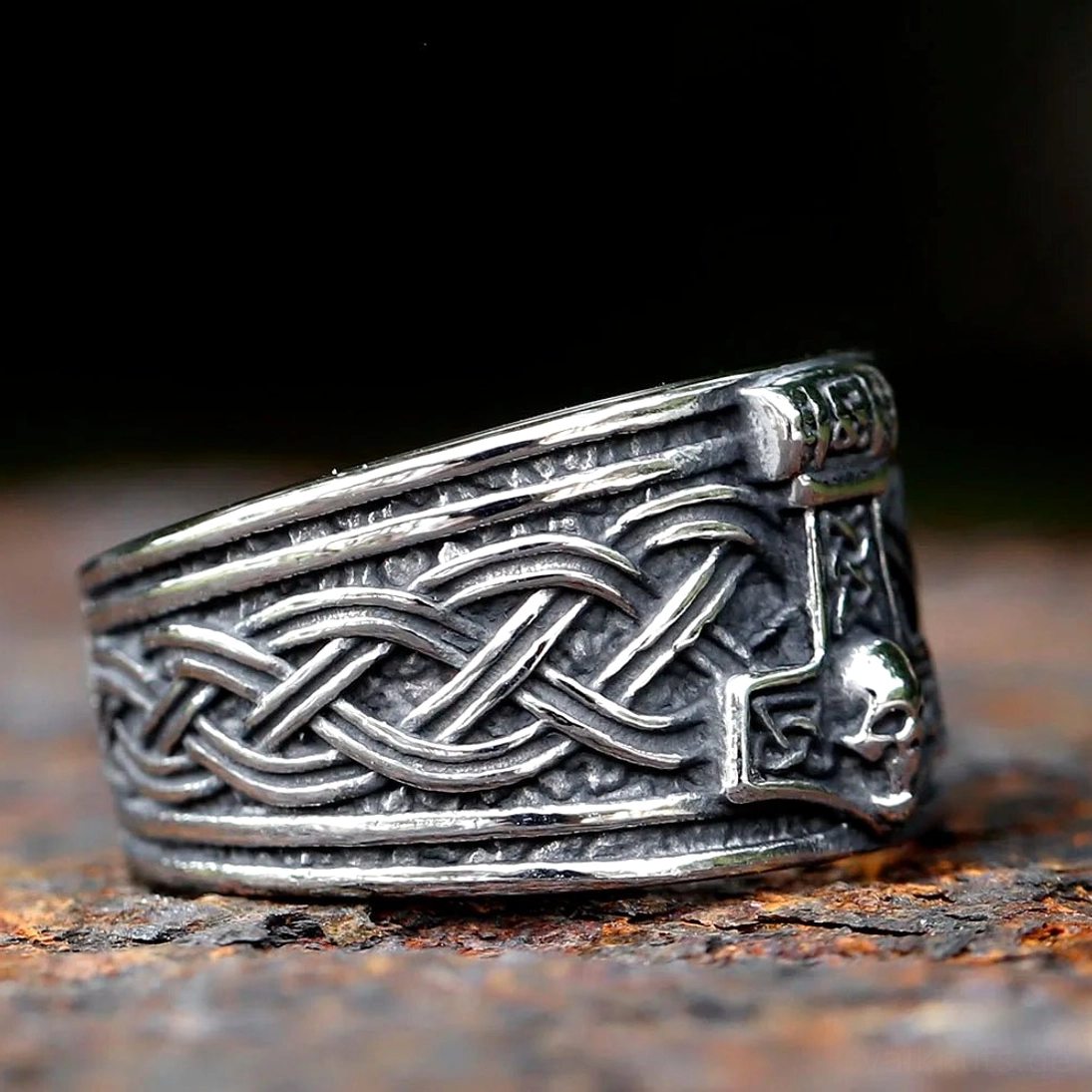 Gesamte Ansicht des Wikinger Rings Mjolnir mit Totenkopf, Wikingerschmuck