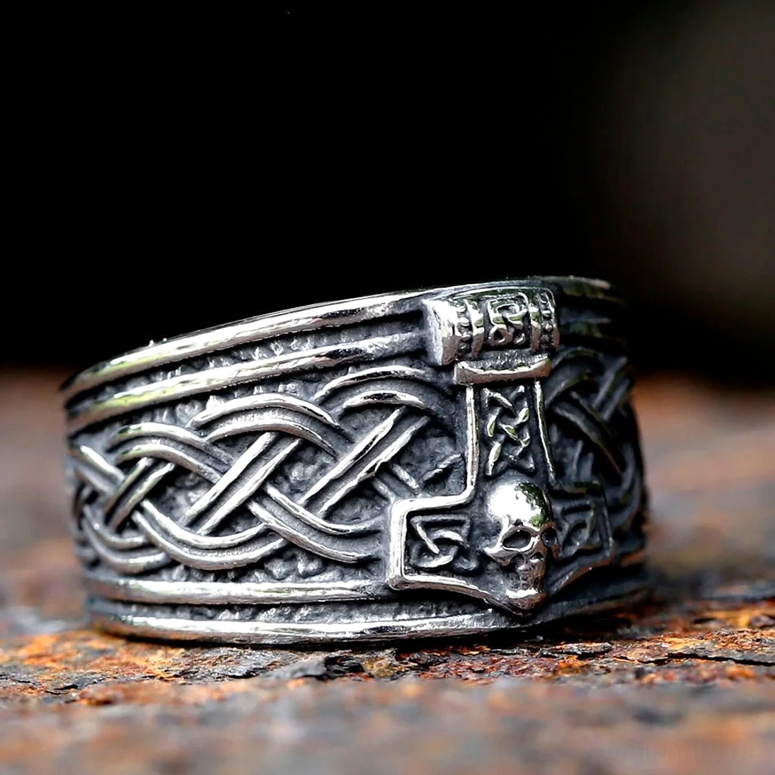 Wikinger Ring Mjolnir mit Totenkopf in Nahaufnahme der Gravur