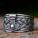 Wikinger Ring Mjolnir mit Totenkopf aus Edelstahl, Nahaufnahme des Wikingerschmucks