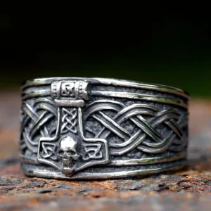 Wikinger Ring Mjolnir mit Totenkopf aus Edelstahl, Nahaufnahme des Wikingerschmucks