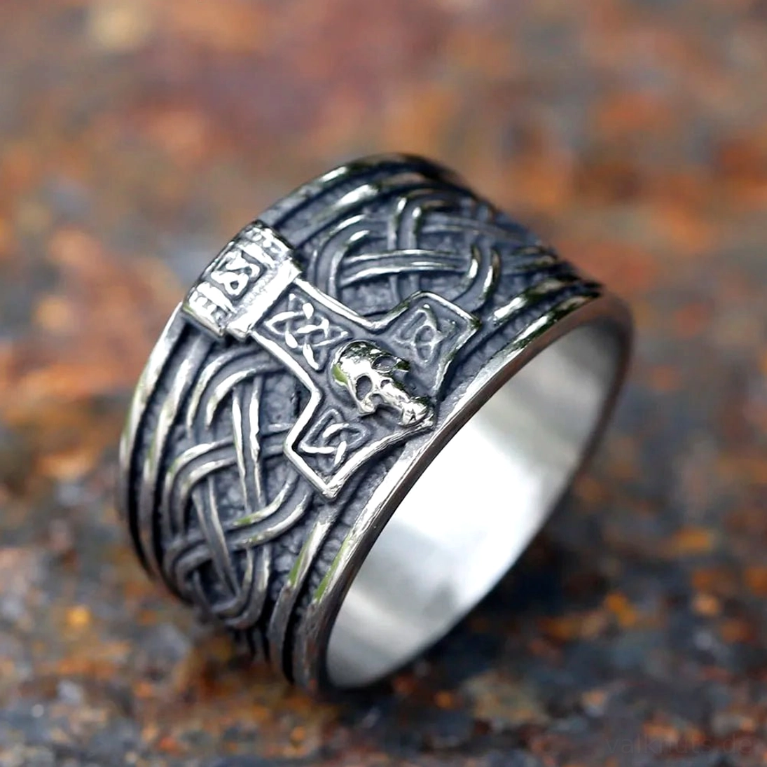 Seitenansicht des Wikinger Rings Mjolnir mit Totenkopf aus 316L Edelstahl