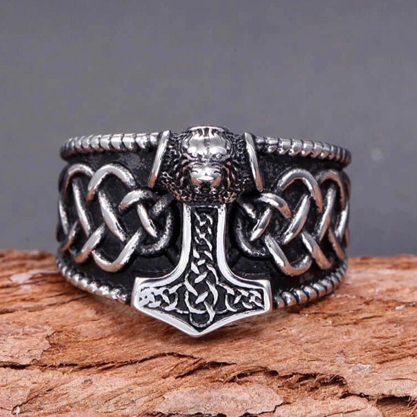 Wikinger Ring mit Mjölnir Thorshammer und Loewenkopf Detailansicht