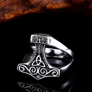 Nahaufnahme Wikinger Ring Mjolnir Thorshammer aus Edelstahl