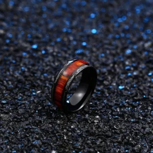 Nahaufnahme Wikinger Ring Holzmaserung und Ornamente Wikinger Ring
