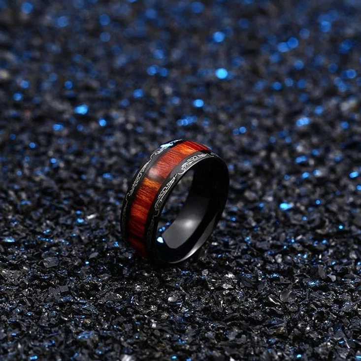 Nahaufnahme Wikinger Ring Holzmaserung und Ornamente Wikinger Ring