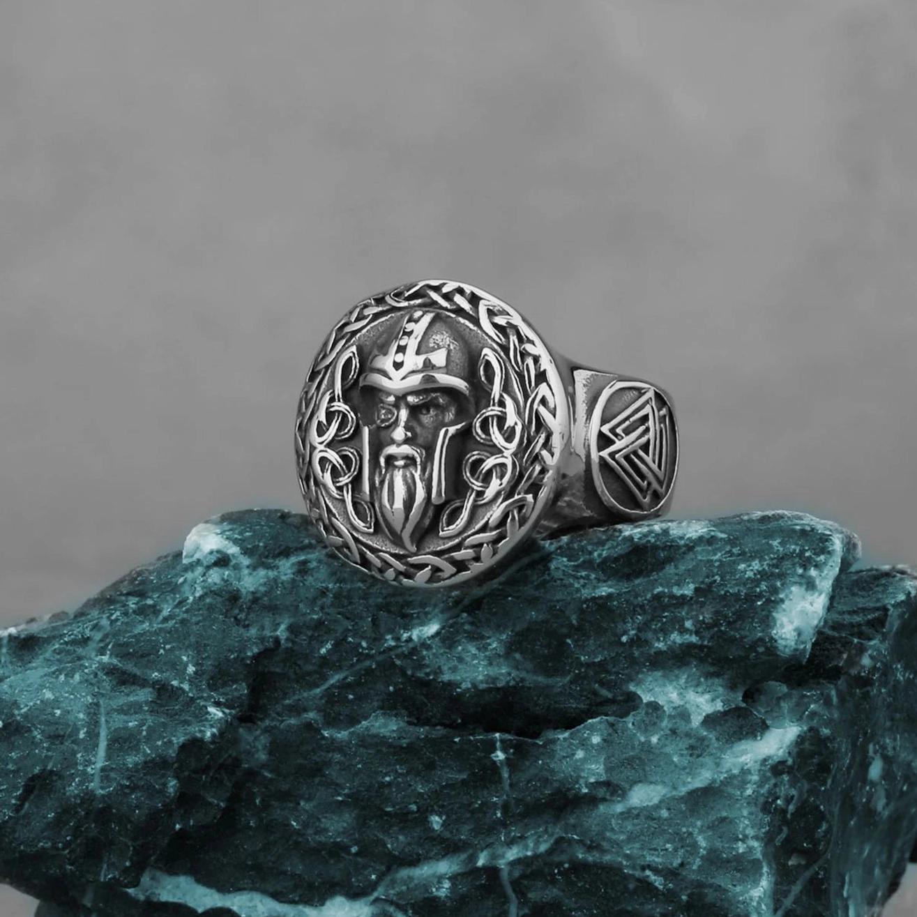 Wikinger Ring mit Portrait von Odin, Detailansicht der Gravur