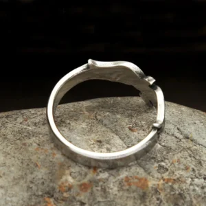 Nahaufnahme vom Wikinger Ring mit Odins Raben und keltischem Knoten Design
