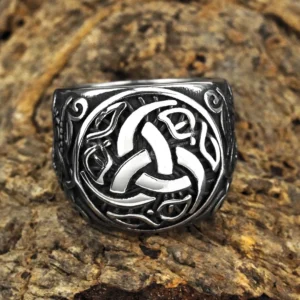 Nahaufnahme Wikinger Ring Odins Triskelion mit detaillierter Gravur des Symbols