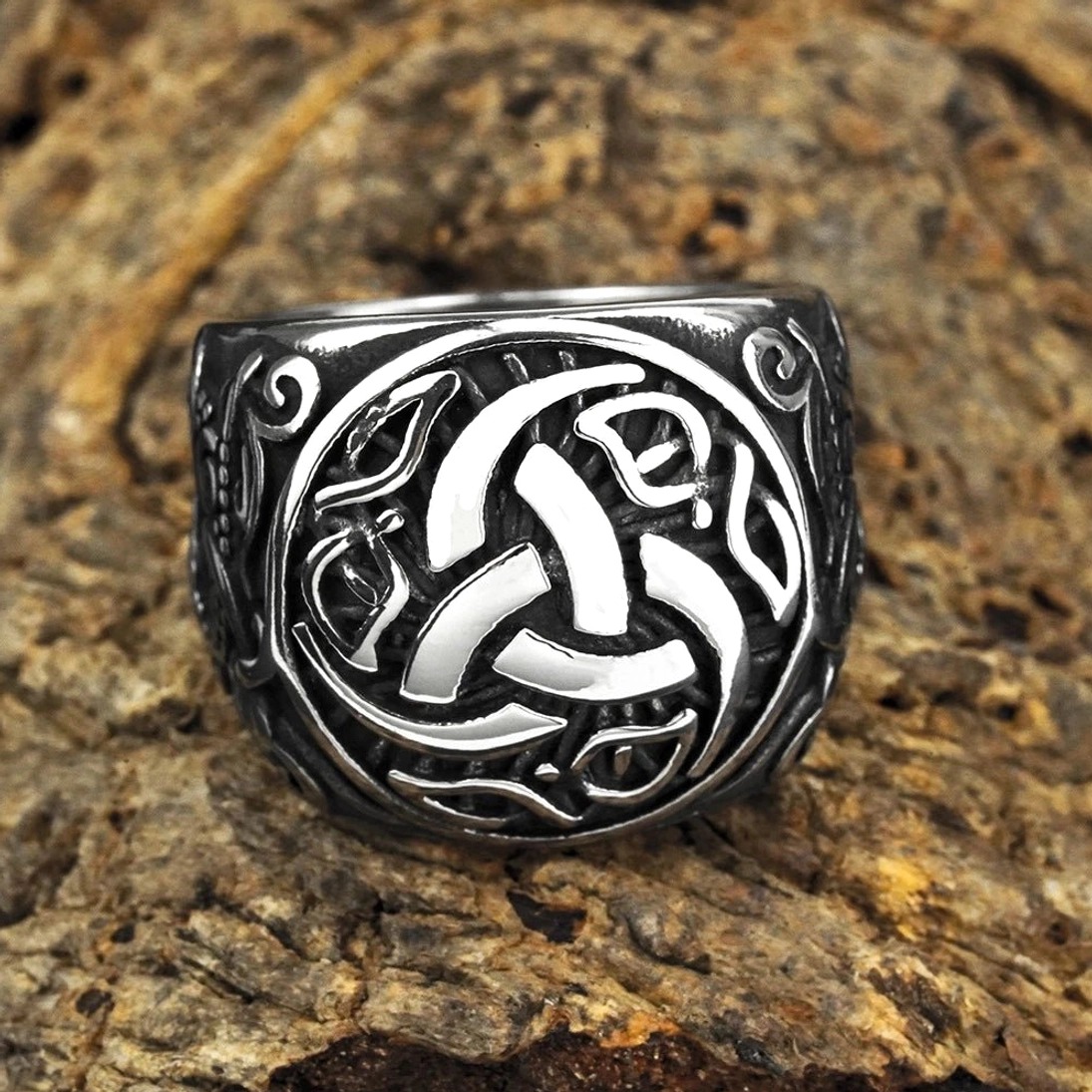 Nahaufnahme Wikinger Ring Odins Triskelion mit detaillierter Gravur des Symbols