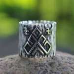 Authentischer Wikinger Ring mit Runen-Totem Amulett aus Edelstahl, Nahaufnahme der Gravur