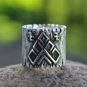 Authentischer Wikinger Ring mit Runen-Totem Amulett aus Edelstahl, Nahaufnahme der Gravur