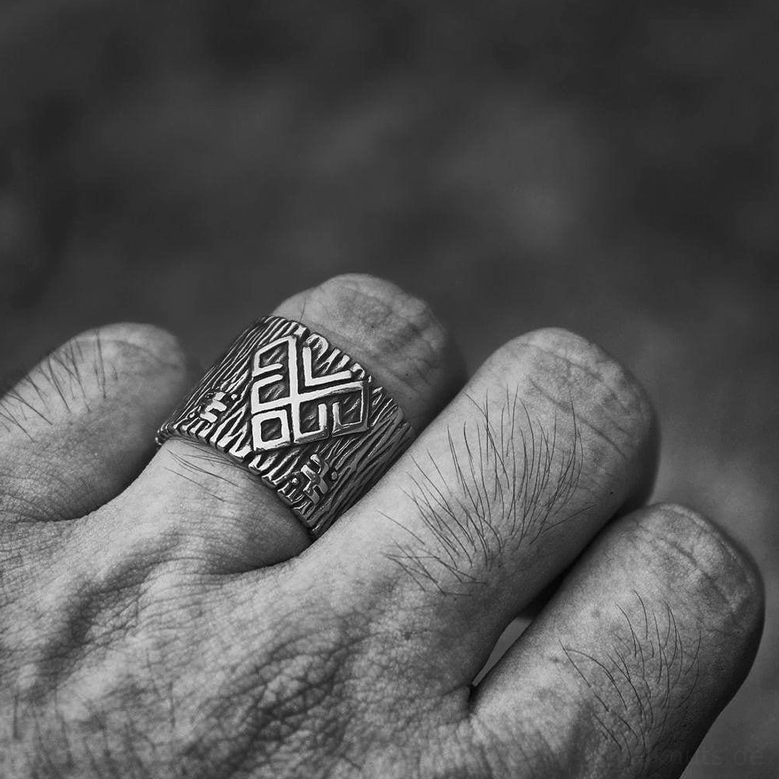 Wikinger Ring Runen Totem am Finger getragen, authentischer nordischer Amulett Schmuck