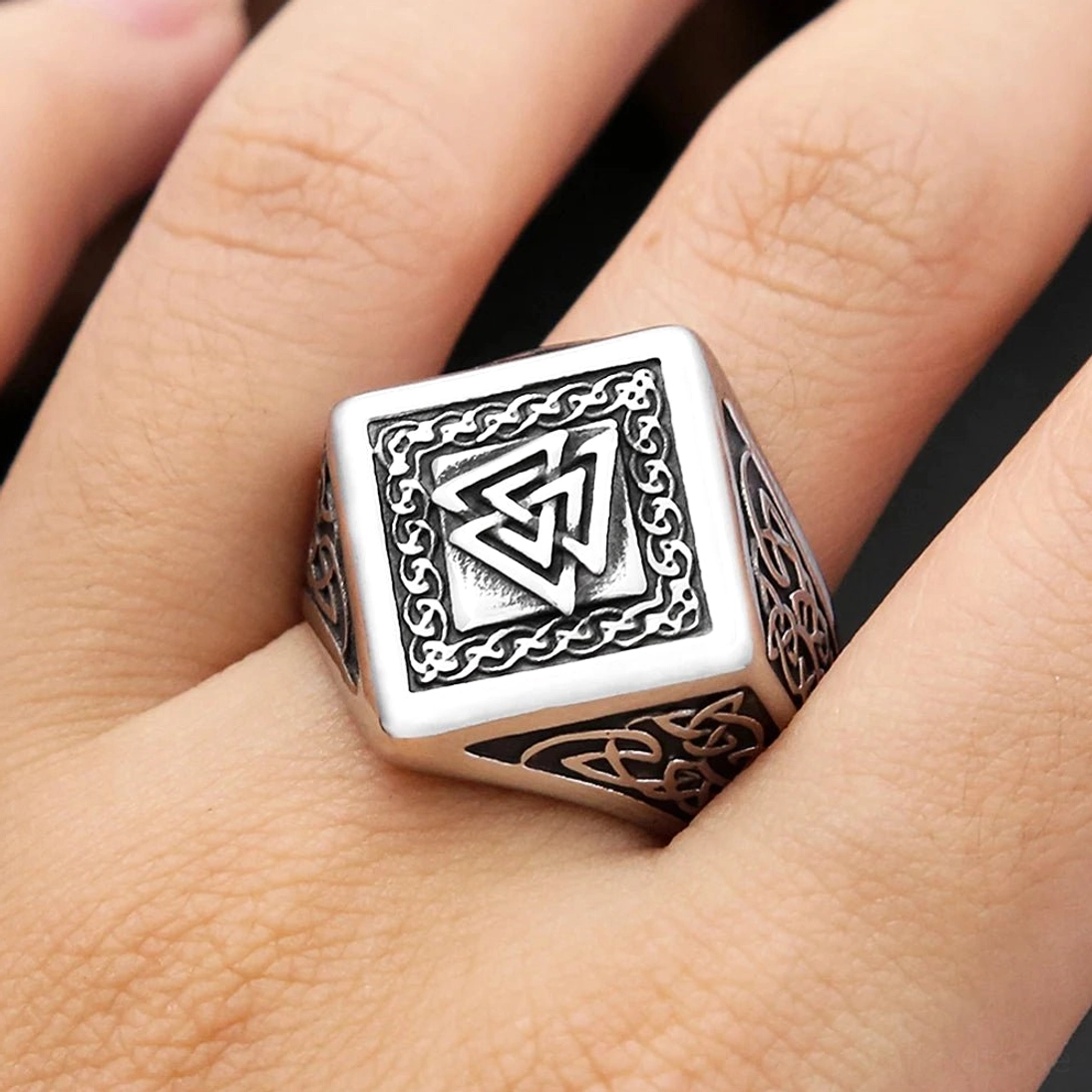 Seitenansicht des Wikinger Rings mit keltischen Knotenmustern