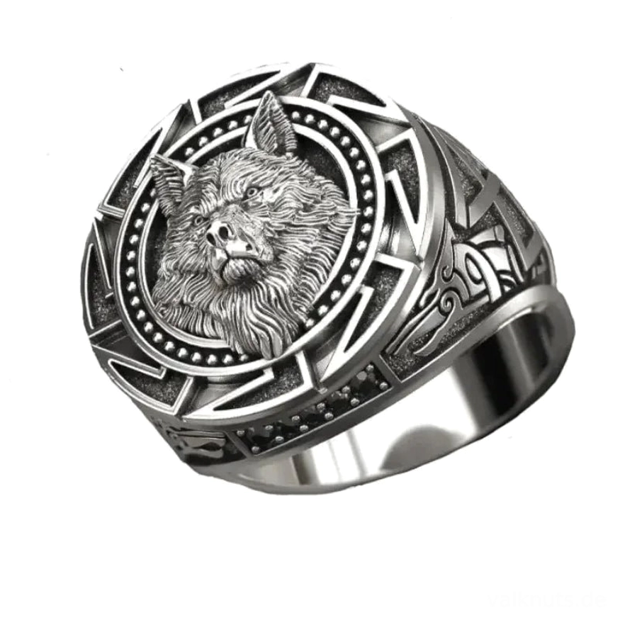 Seitenansicht des Wikinger Ring mit traditionellen nordischen Mustern