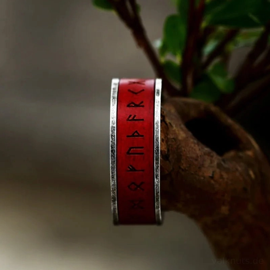 Seitenansicht des Wikinger Ring mit roter Runen Einlage