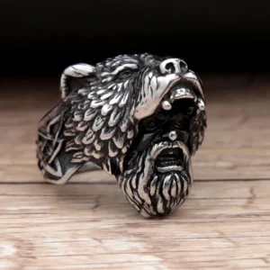 Nahaufnahme feiner Gravur Wikinger Ring Berserker mit Baer Symbol