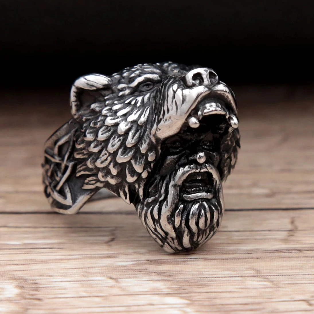 Nahaufnahme feiner Gravur Wikinger Ring Berserker mit Baer Symbol