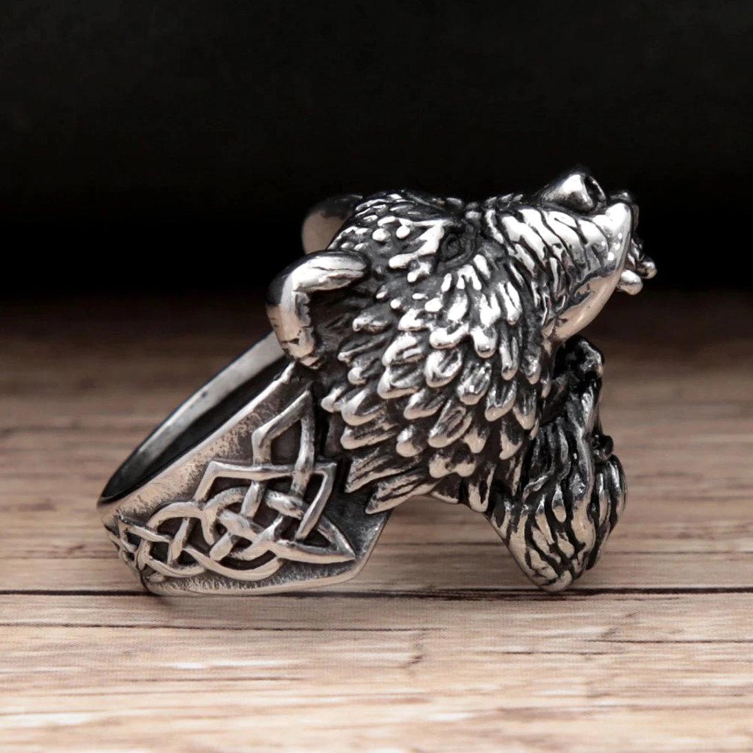 Seitenansicht mit nordischen Knoten Wikinger Ring Berserker