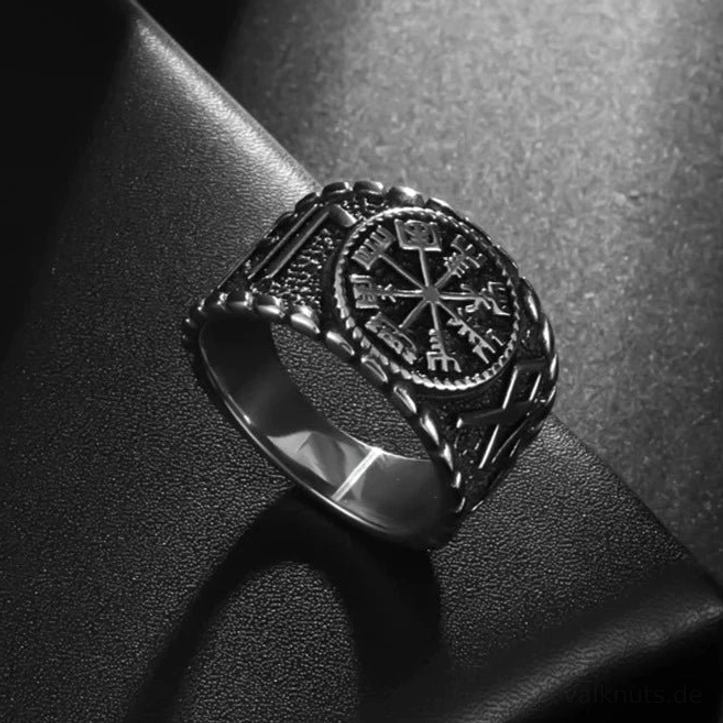 Nahaufnahme vom Wikinger Ring Vegvisir mit eingravierten Heile Odin Runen