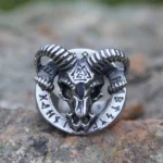 Wikinger Ring mit silbernem Widderkopf und Runen aus Edelstahl