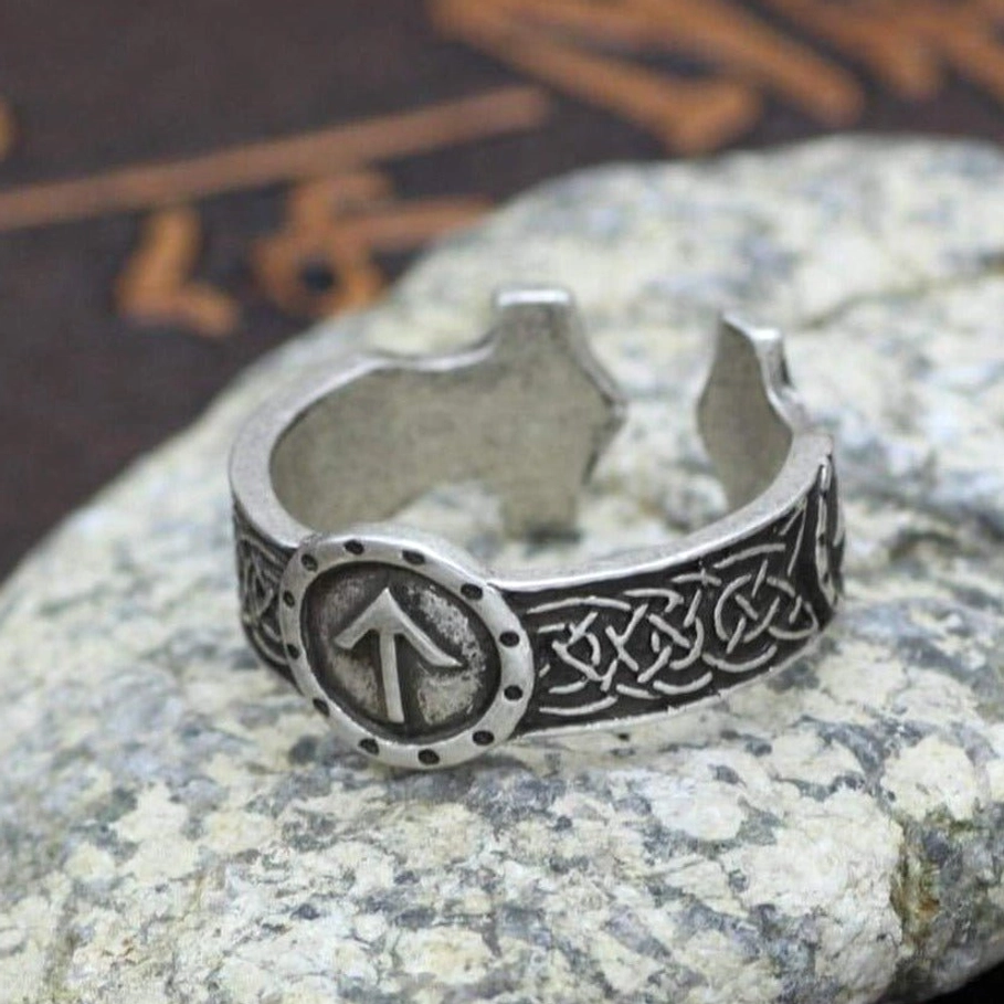 Wikinger Ring Tiwaz Rune als Symbol fuer Stärke und Tapferkeit