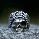 Wikinger Ring mit Totenkopf Odins Raben und Valknut aus 316L Edelstahl für Männer