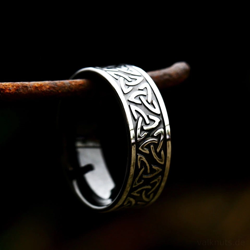 Seitenansicht des Wikinger Rings mit Dreifaltigkeitsknoten