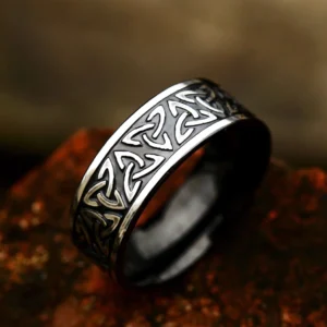 Nahaufnahme des Triquetra Symbols auf dem Wikinger Ring