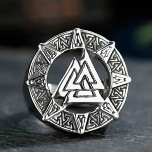 Nahaufnahme Wikinger Ring mit Valknut Symbol, Detailansicht der Gravur