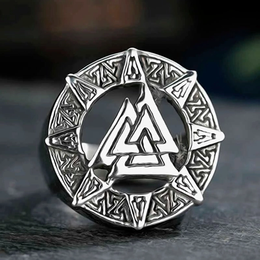 Nahaufnahme Wikinger Ring mit Valknut Symbol, Detailansicht der Gravur