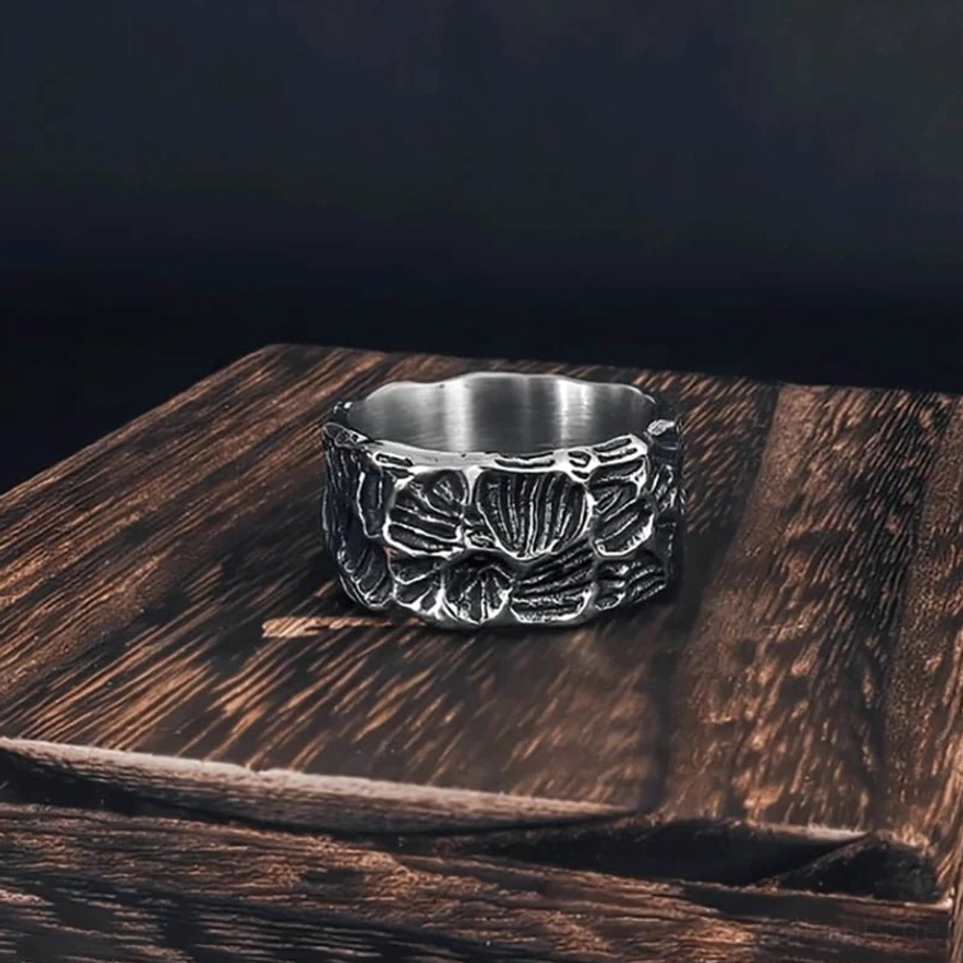 Nahaufnahme der Valknut Gravur auf dem Wikinger Ring, nordisches Retro Wikinger Schmuck