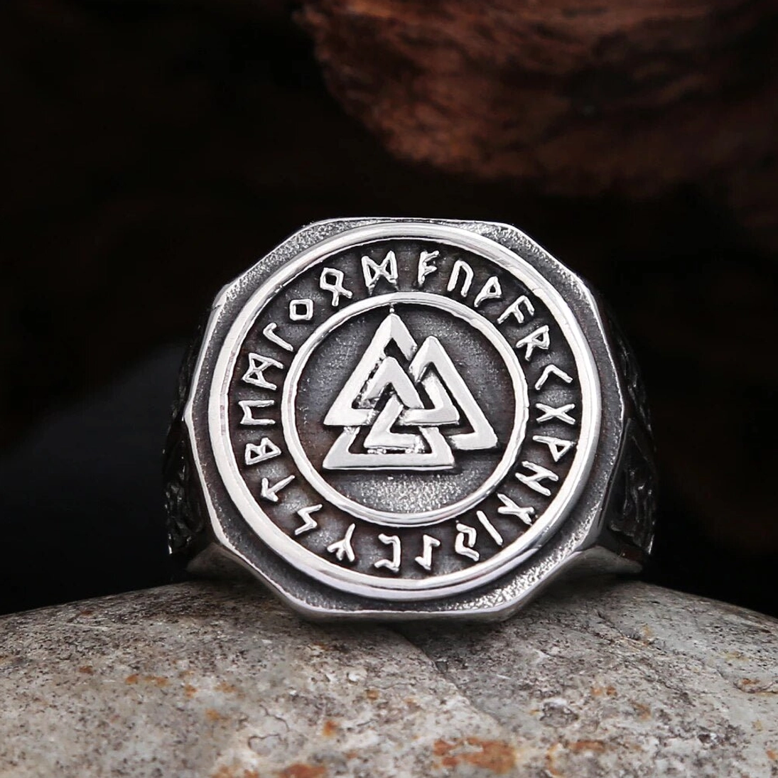 Wikinger Ring mit Valknut Symbol, Ansicht der keltischen Knoten Gravur an der Ringseite