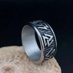 Nahaufnahme des Wikinger Ring Valknut mit detaillierter Symbol Gravur