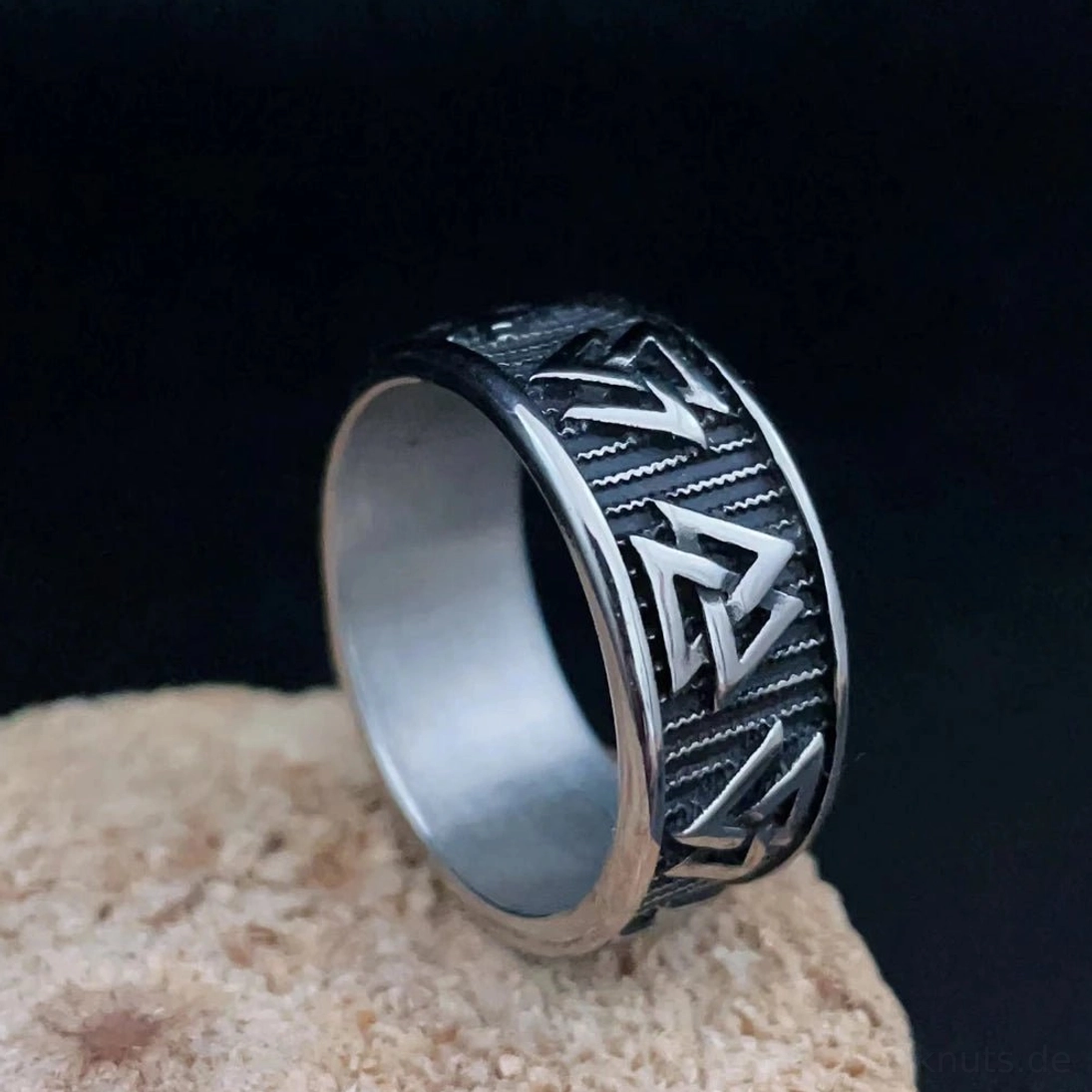 Nahaufnahme des Wikinger Ring Valknut mit detaillierter Symbol Gravur