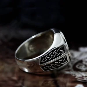 Nahaufnahme des Wikinger Rings mit detaillierter Gravur des Valknut Symbols und Runen